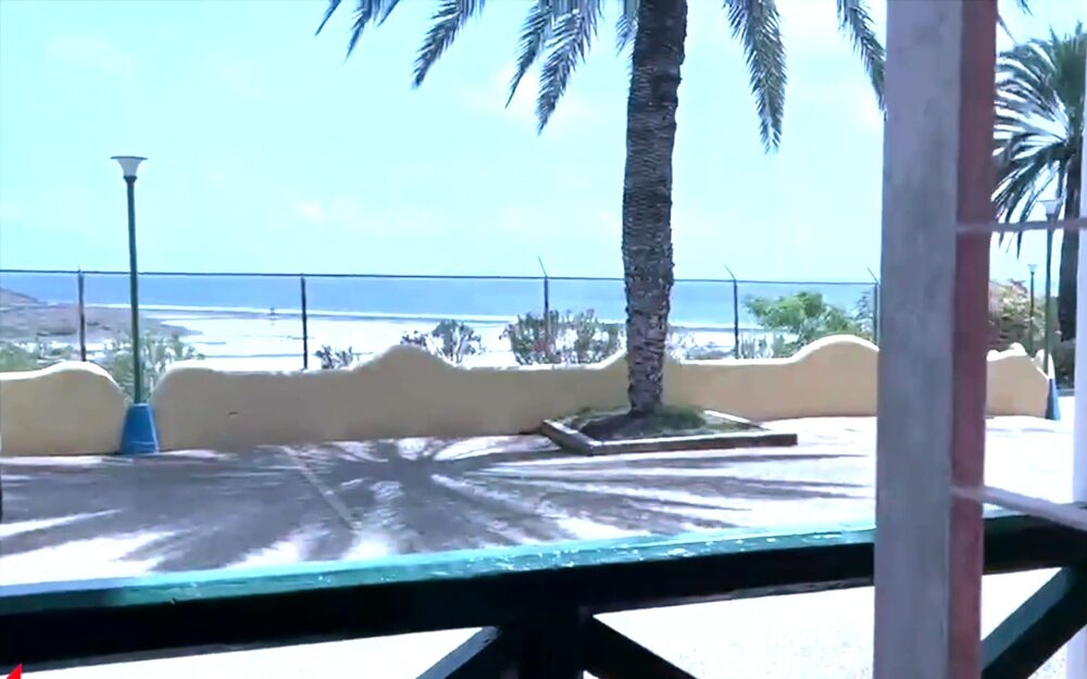 Terraza del apartamento de planta baja de Colinas de La Caranta, con el mar al fondo