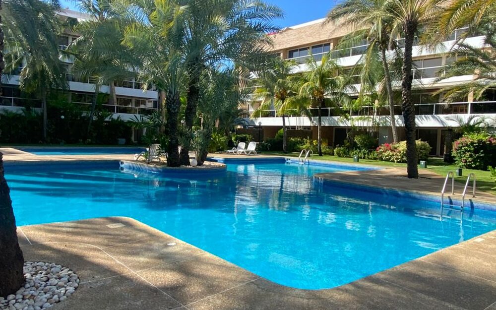 Una de las cuatro piscinas del conjunto Lomas Real, en Playas del Ángel
