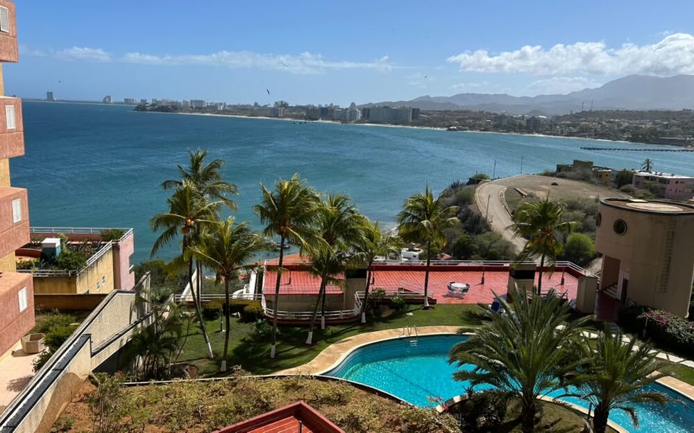Vista a la bahía de Pampatar desde el edificio El Sol y La Gaviota
