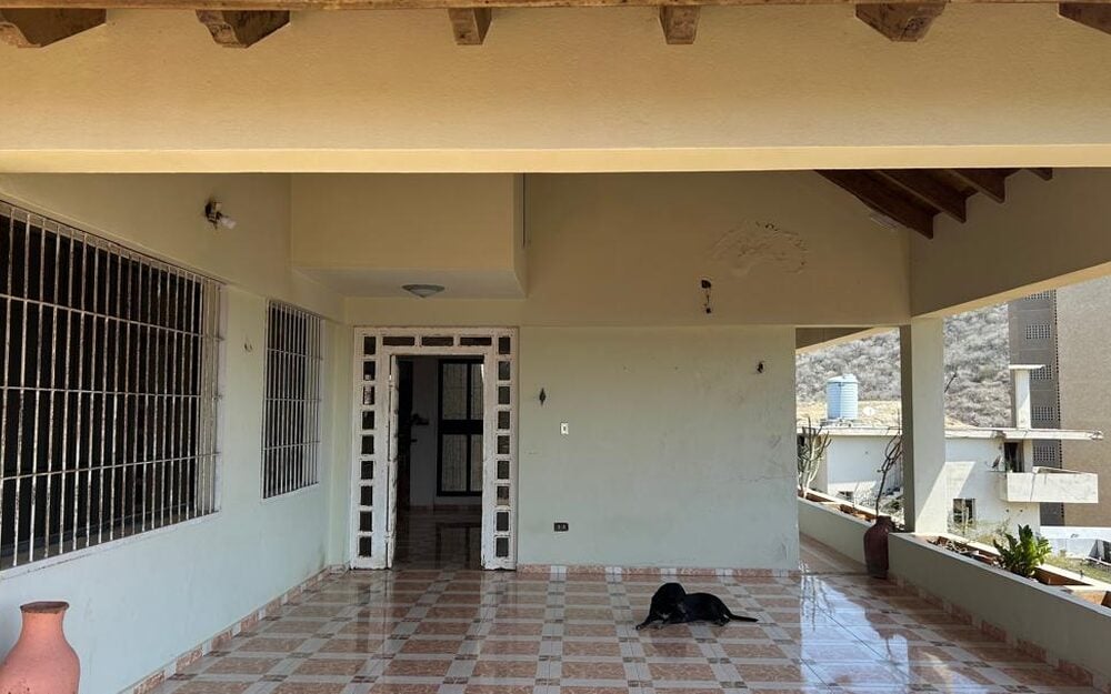 Corredor techado de la casa del sector Genovés, en Porlamar