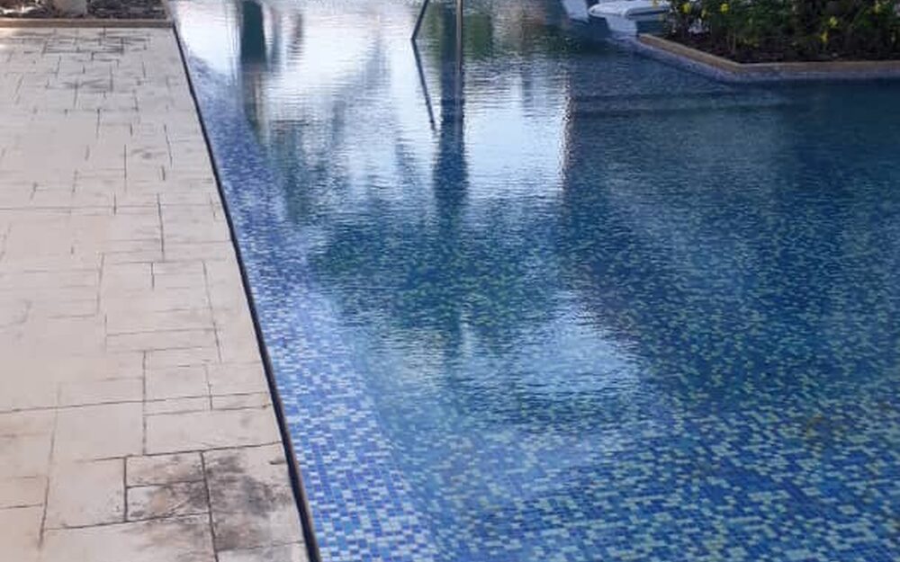Piscina del conjunto residencial de Apostadero, en Pampatar