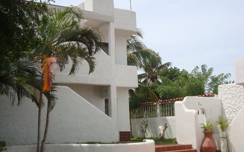 Fachada del conjunto Aqua Beach, a 150 metros de Playa El Agua