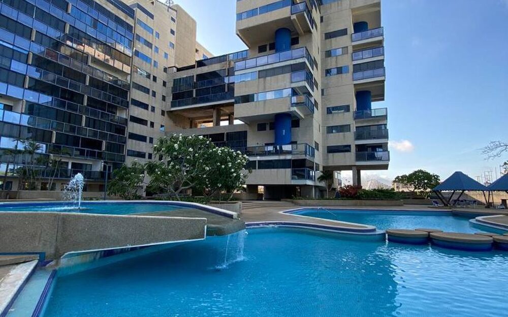 Fachada de Residencias Sol y Mar, el edificio de Fruto Vivas, con la piscina delante