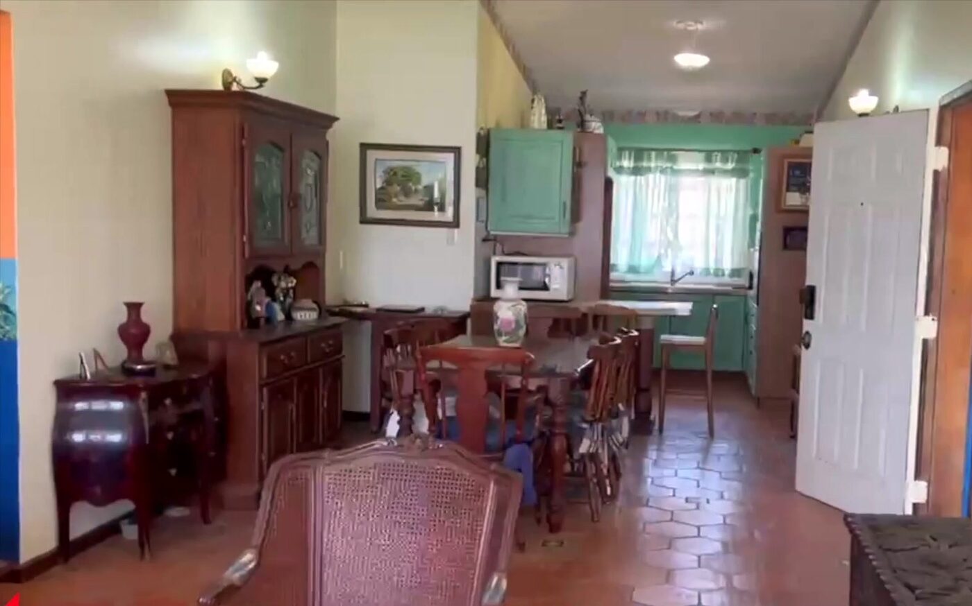 Comedor del apartamento con la cocina al fondo