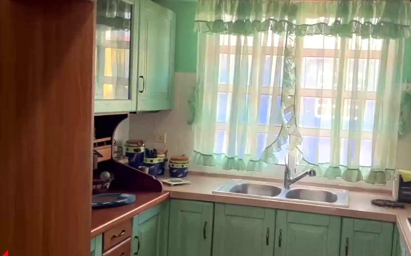 Cocina equipada en verde manzana