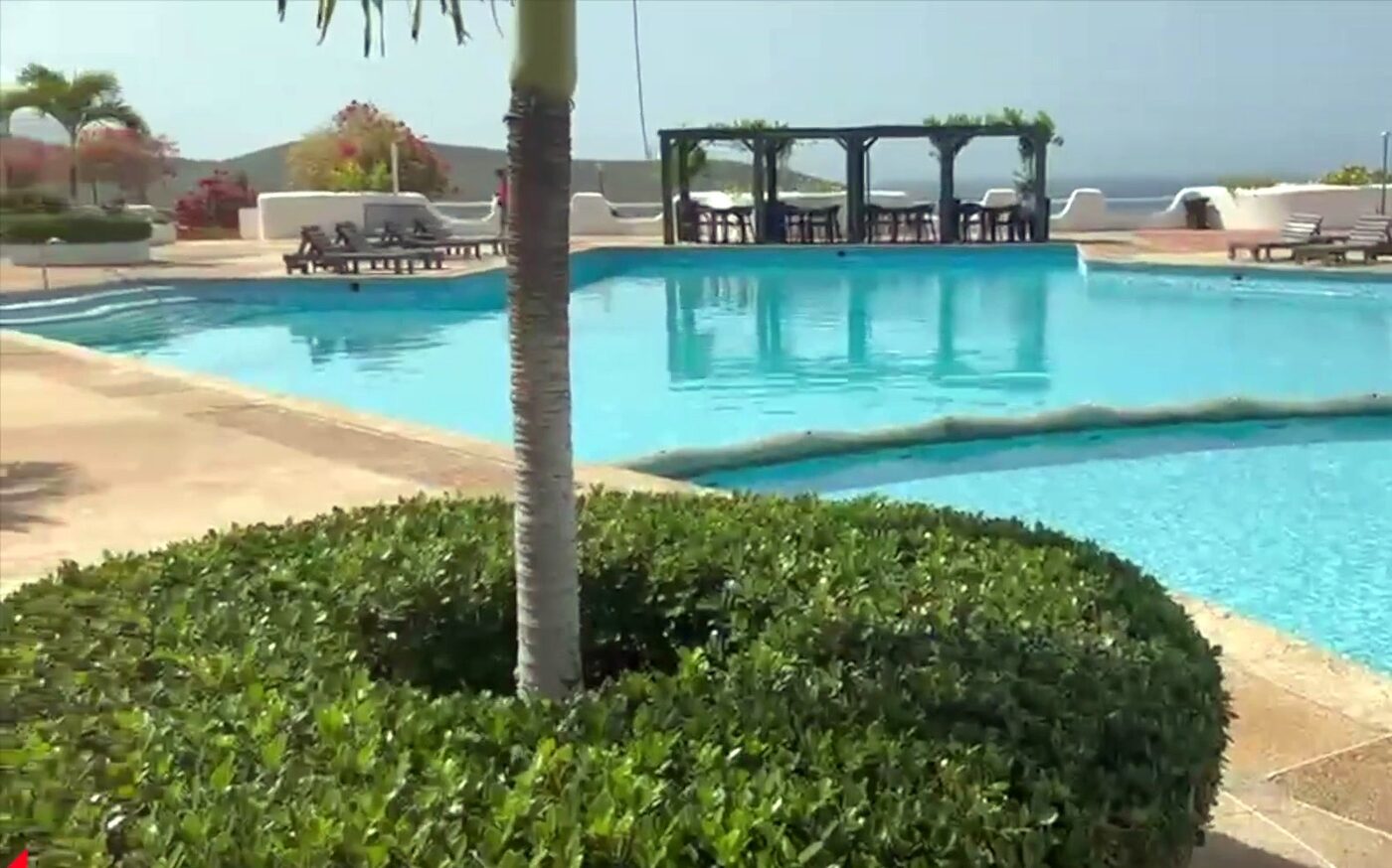 Piscina del complejo con vista al mar