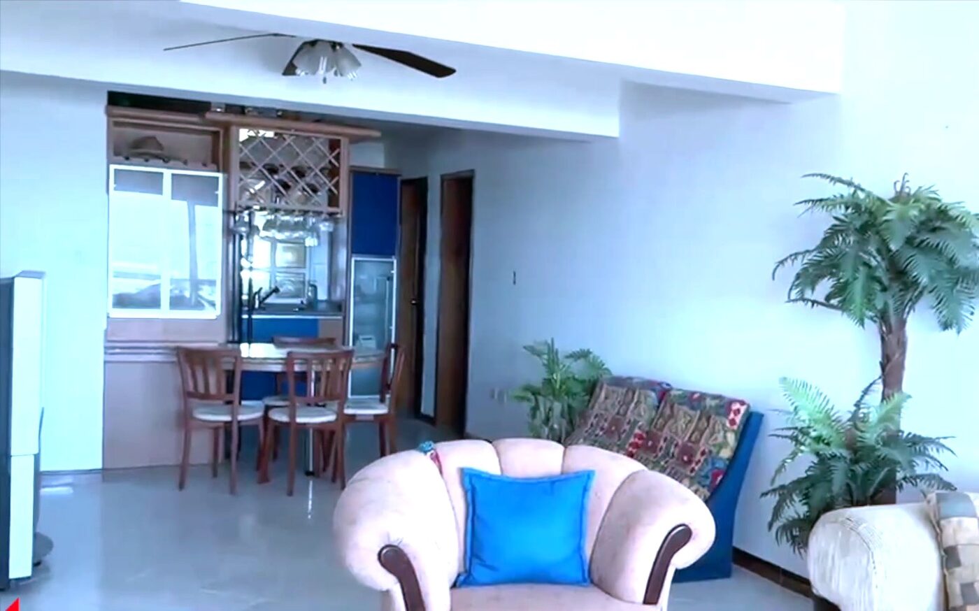Área social del apartamento con el comedor al fondo