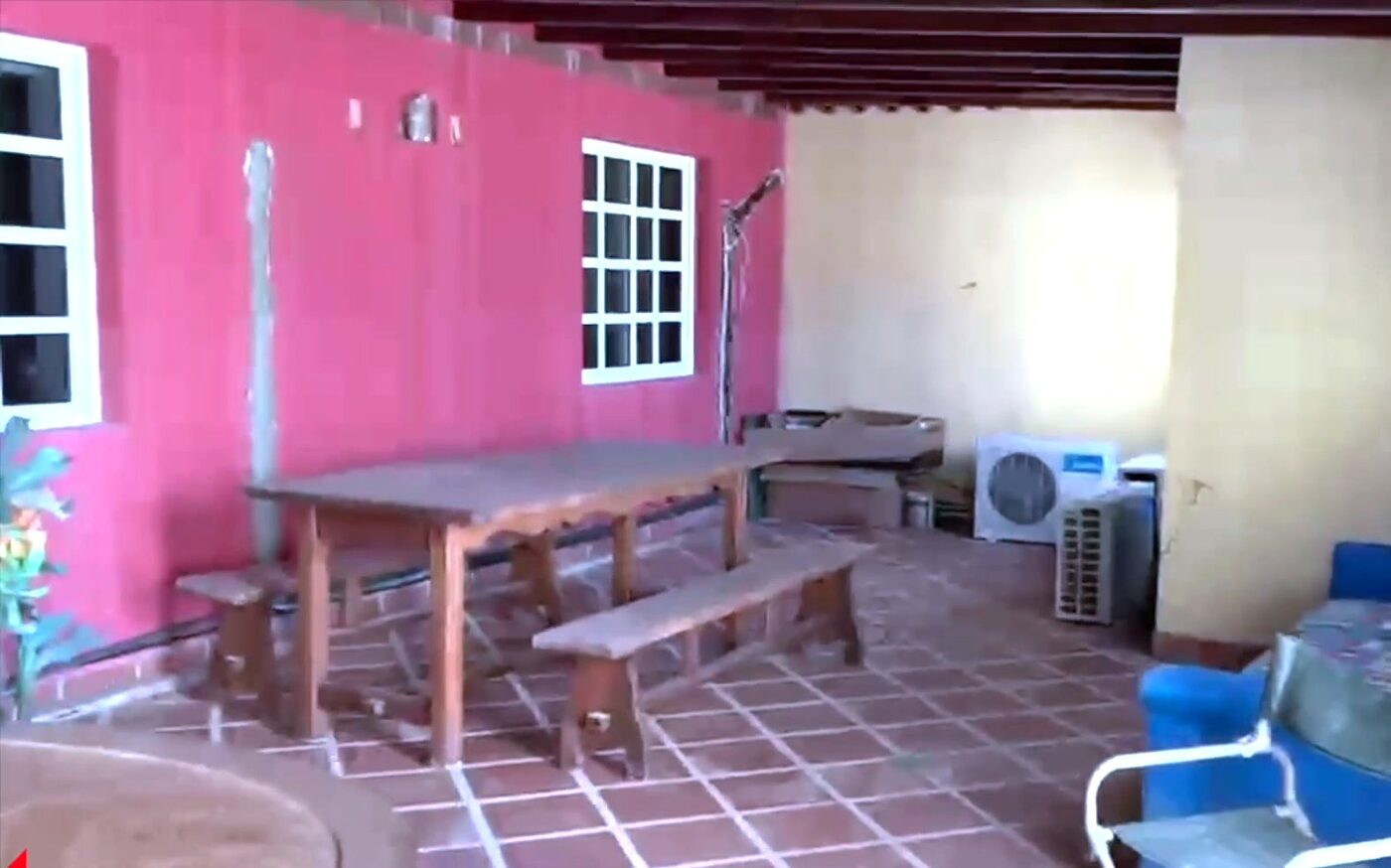 Mesa grande del área social