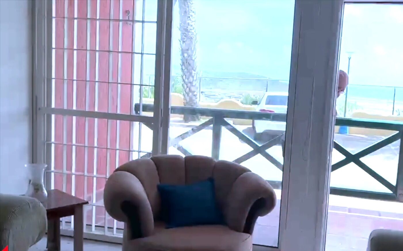 Ventanal del apartamento con vista al mar