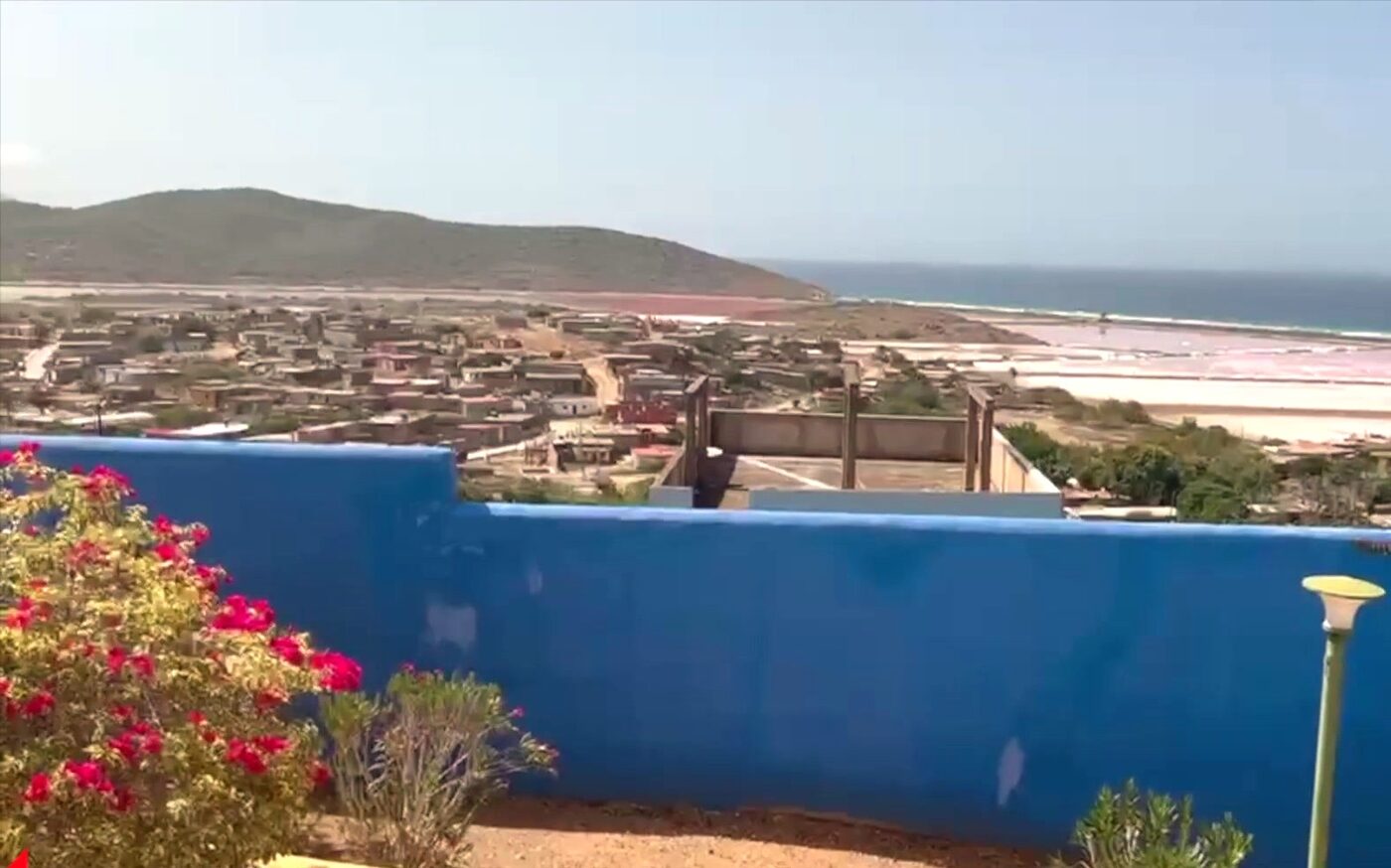 Vista a las salinas desde el complejo