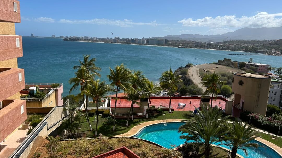 Vista a la bahía de Pampatar desde el edificio