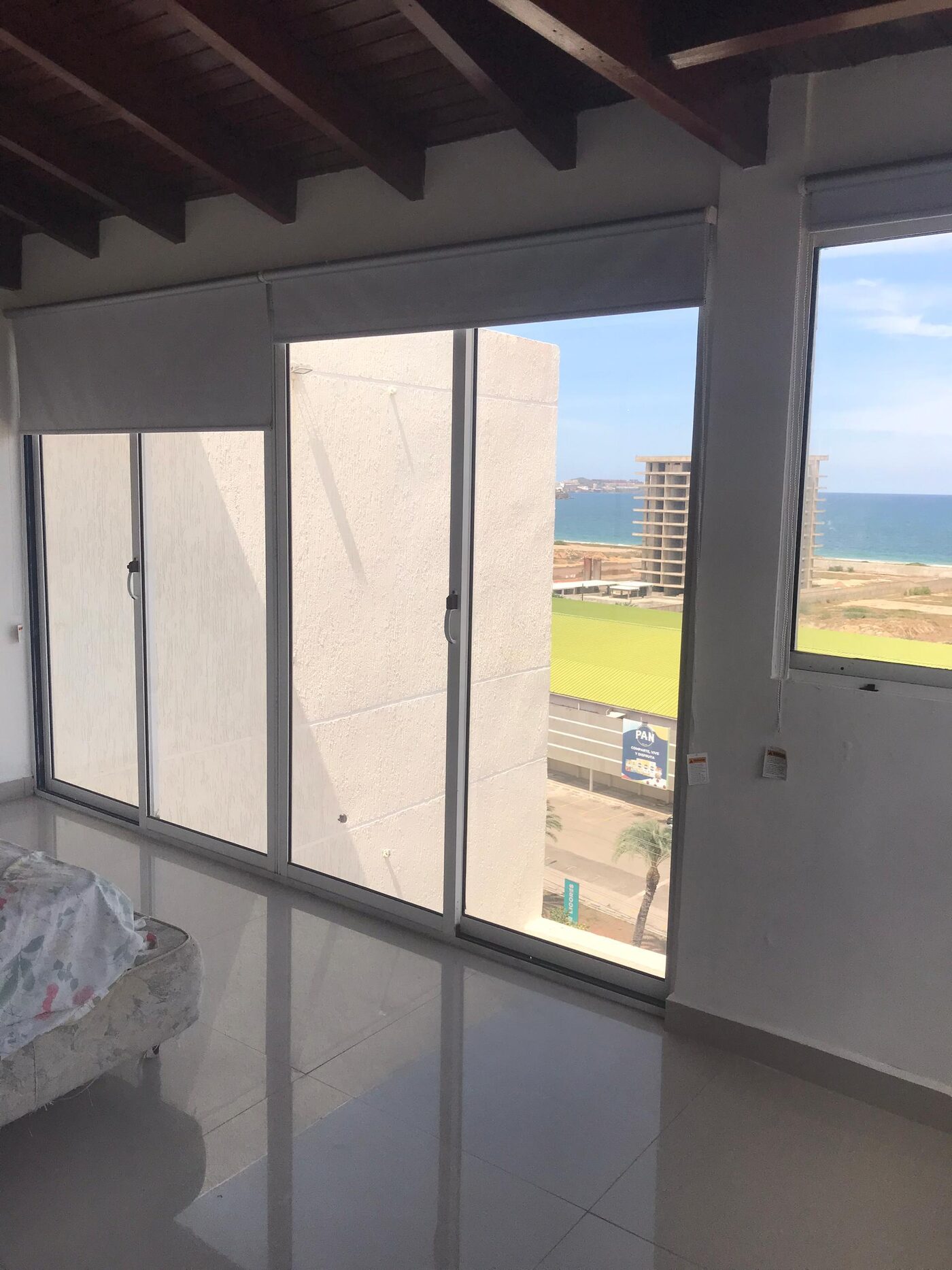 Una de las terrazas, con vista al mar