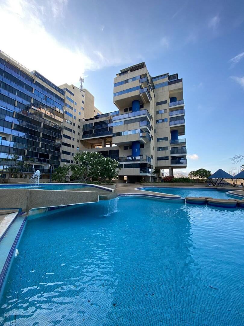 Piscina y fachada del edificio