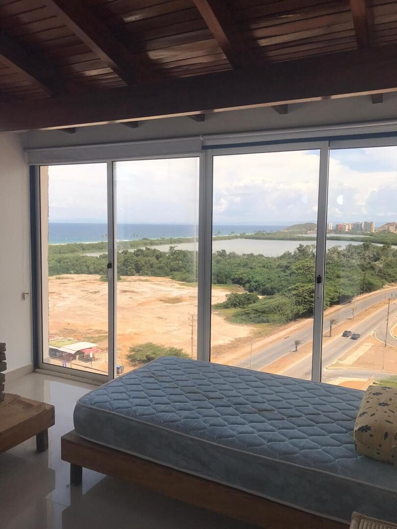 Habitación con techo de madera y vista a la laguna