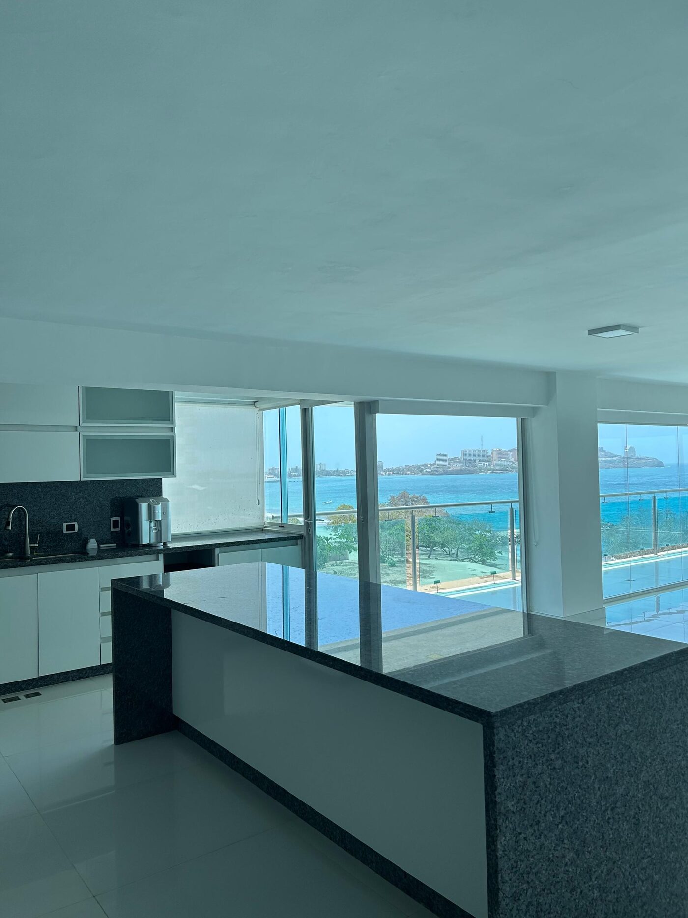 Interior del apartamento con vista al mar