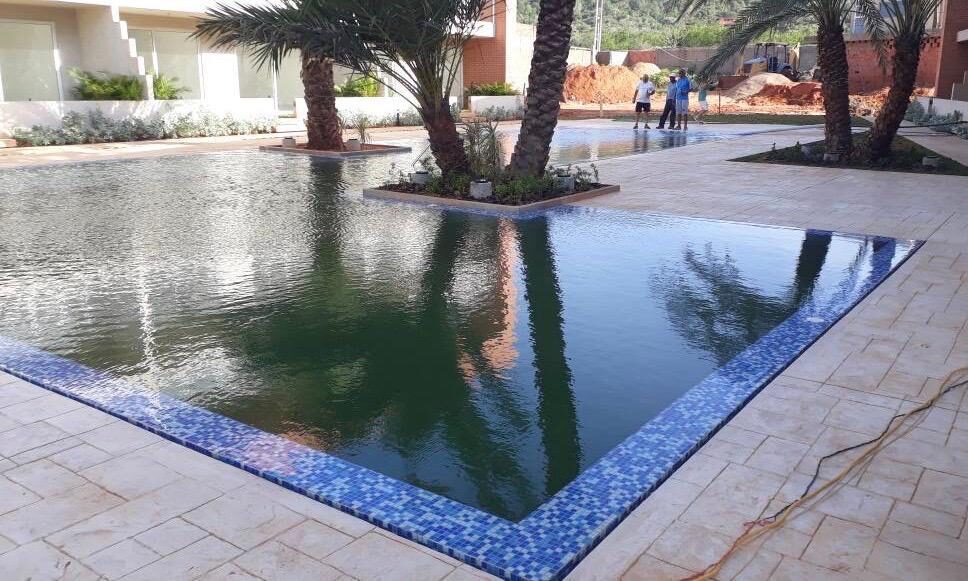 El conjunto de noche, con la piscina iluminada