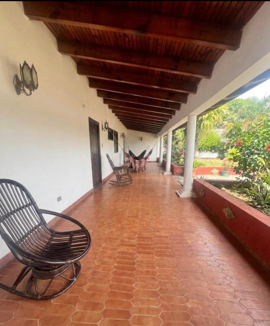 Corredor con vista al jardín