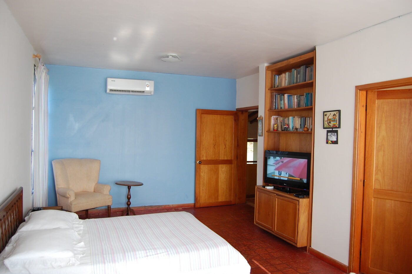 Habitación con biblioteca incorporada
