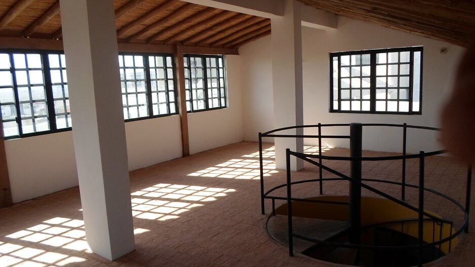 Salón de juegos del nivel superior, con la escalera de caracol
