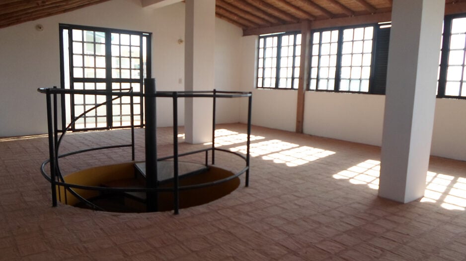 Salón de juegos con ventanales a tres lados