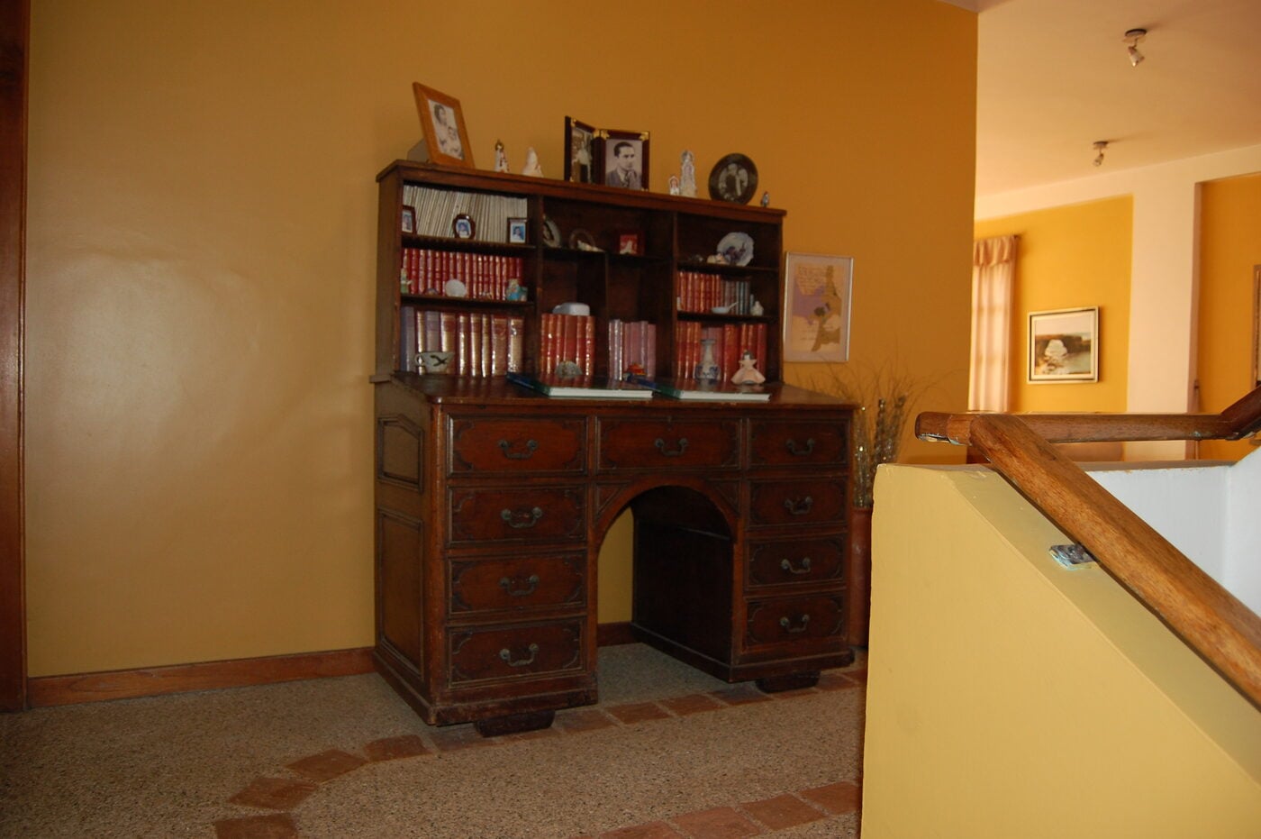 Rellano con escritorio y biblioteca
