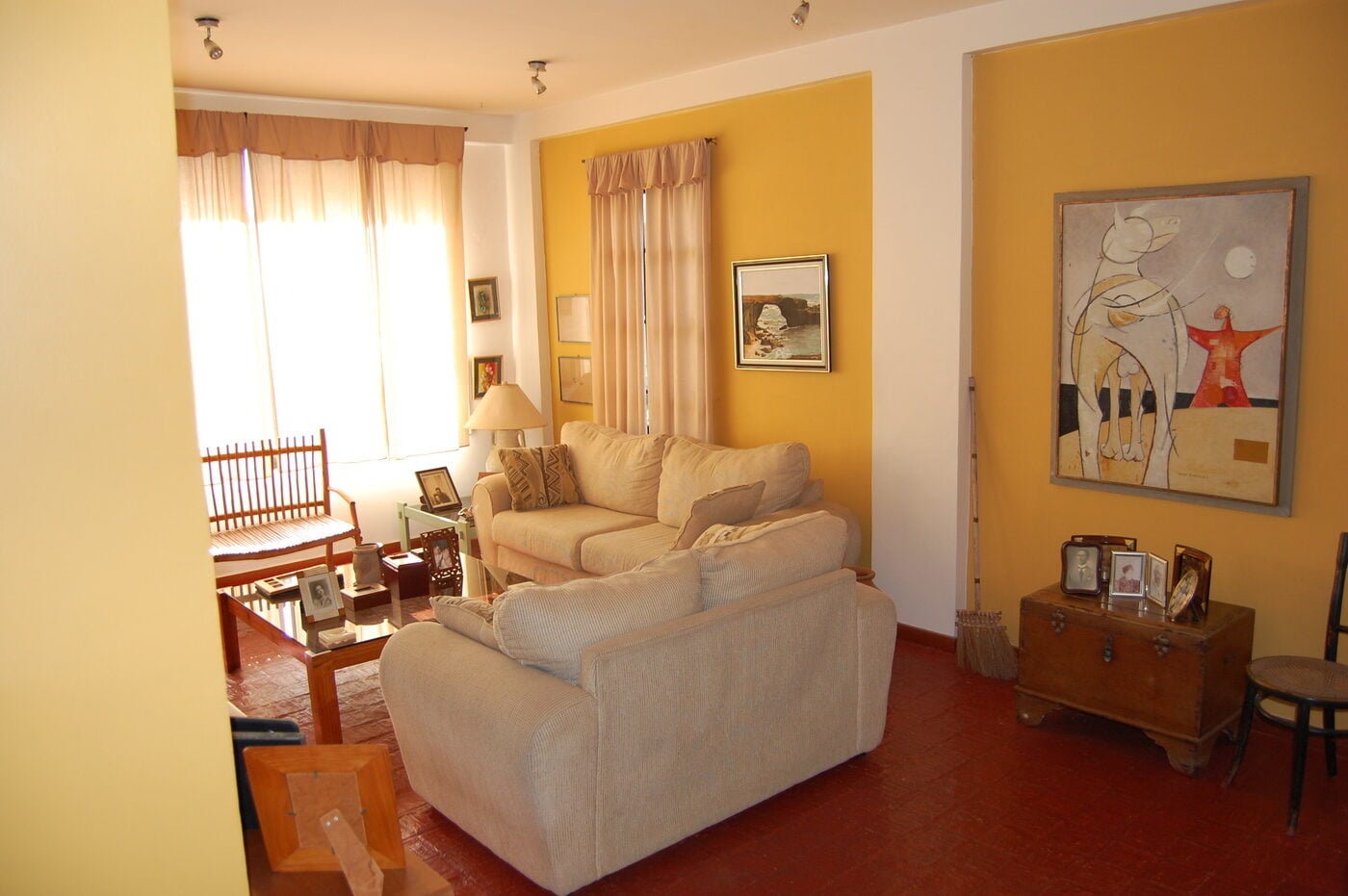 Salón con sofás y obra gráfica