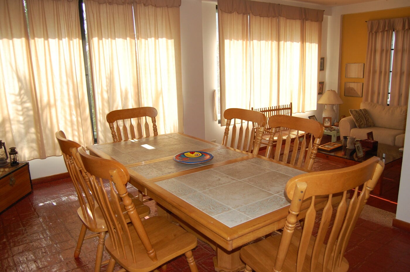 Comedor junto a los ventanales