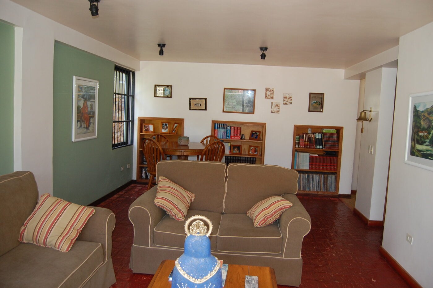 Segundo salón, con biblioteca