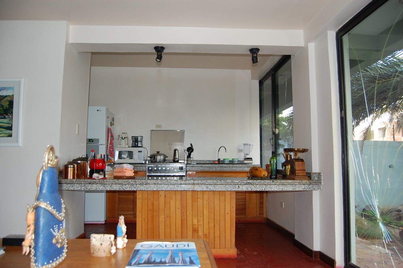 Cocina con barra y ventanal al jardín