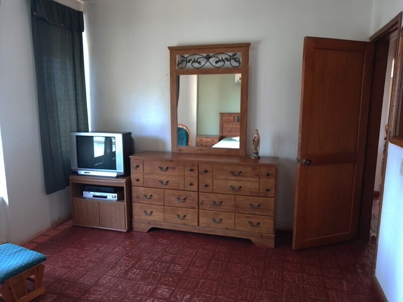 Habitación con cómoda de madera