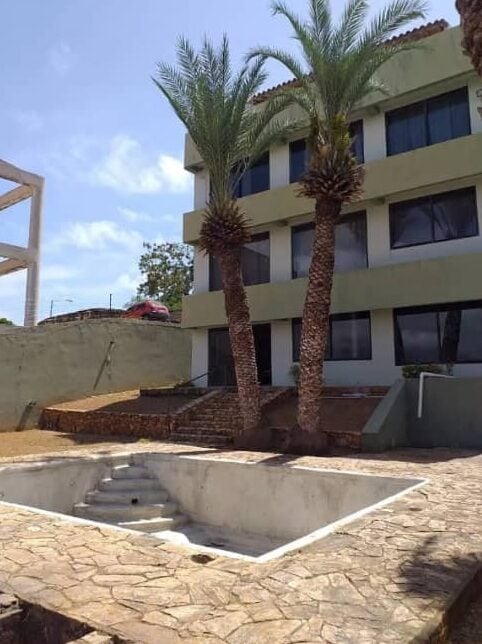 La casa vista desde la piscina