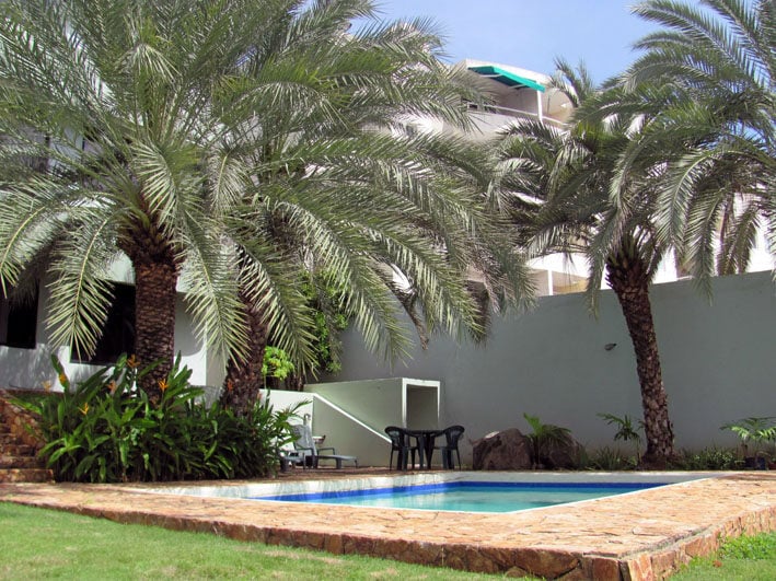 Piscina y jardín desde el otro extremo
