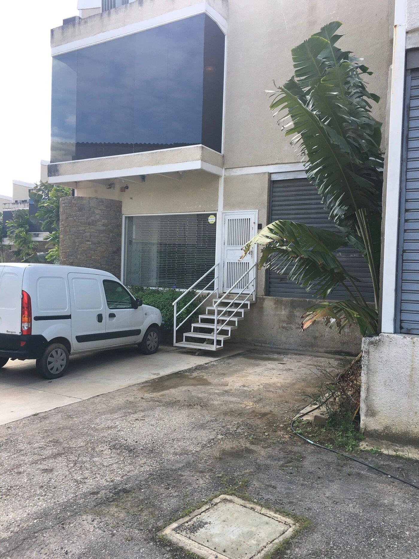 Fachada del galpón con la entrada peatonal y las santamarías