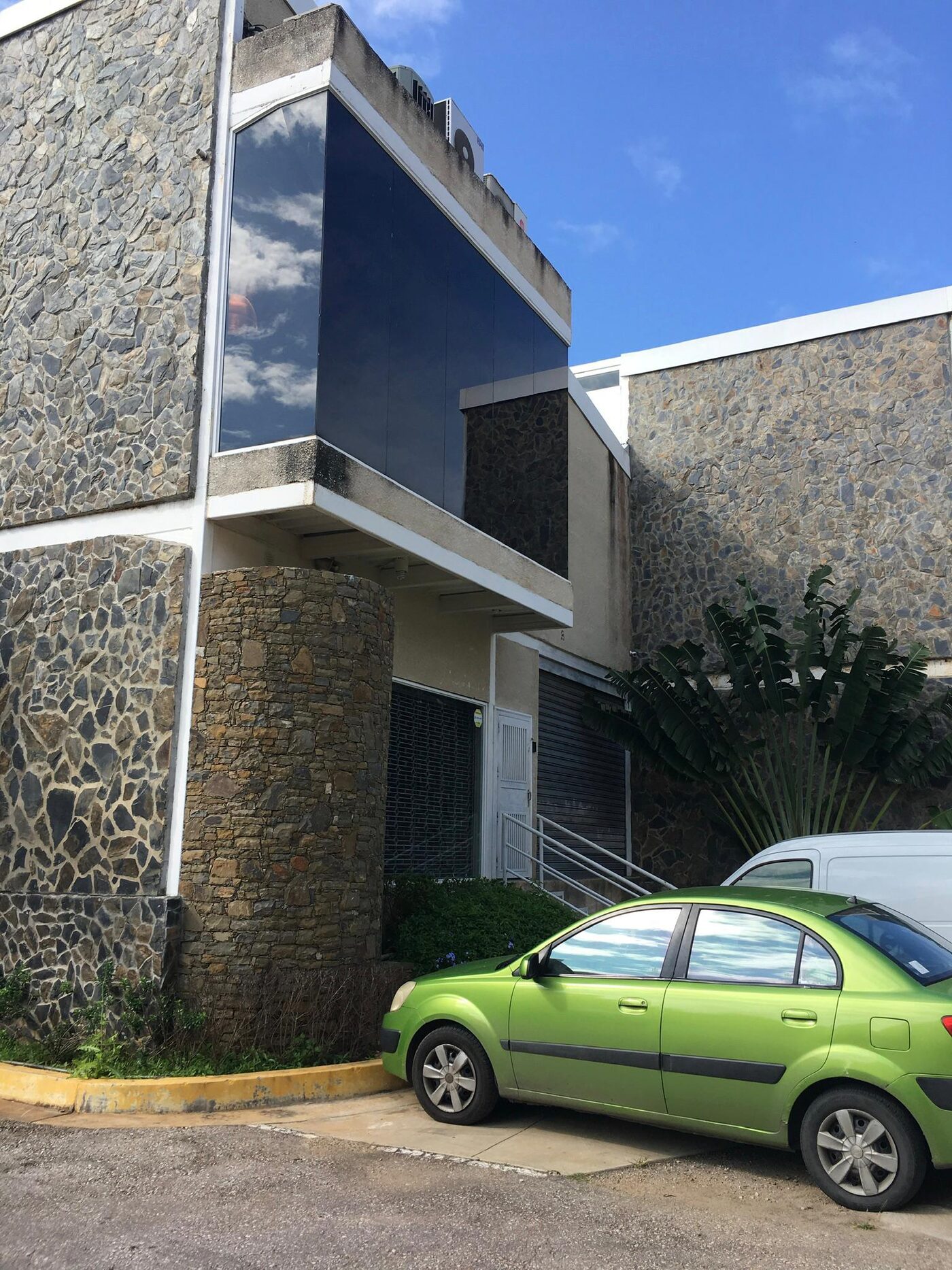 Fachada del galpón desde el estacionamiento