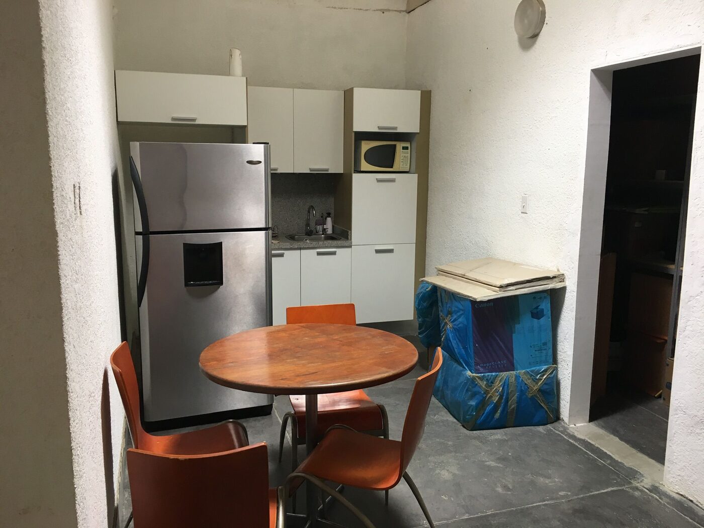 Cocina de personal con su comedor