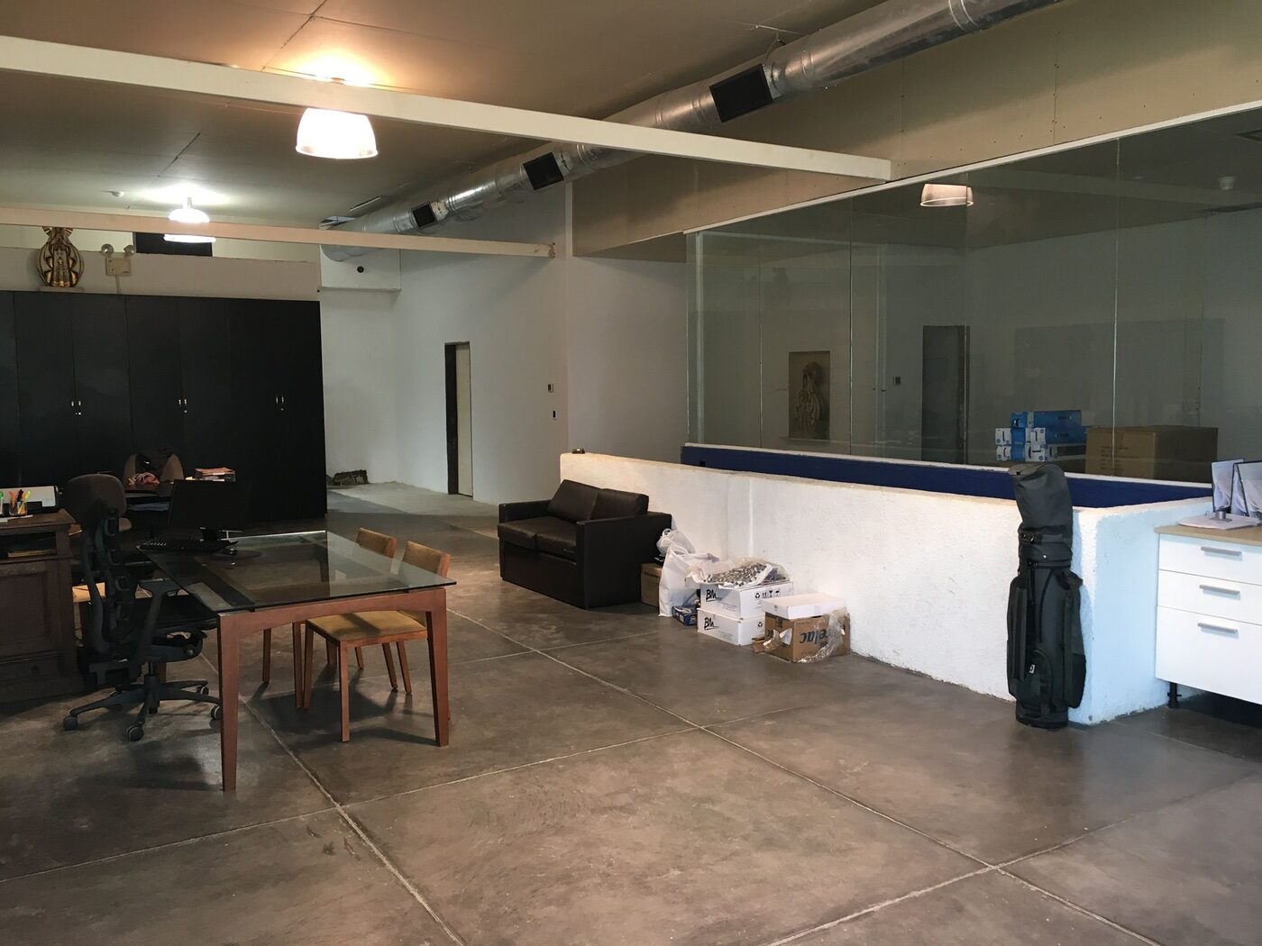 Planta de oficinas con el despacho cerrado por mampara de vidrio