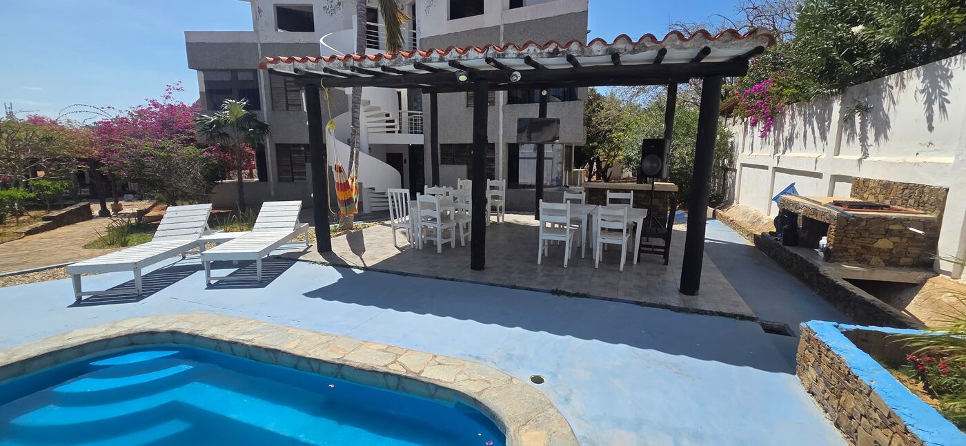 Piscina y zona de tumbonas