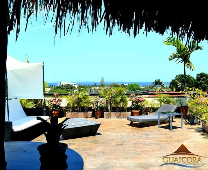 Terraza con tumbonas y vista al mar