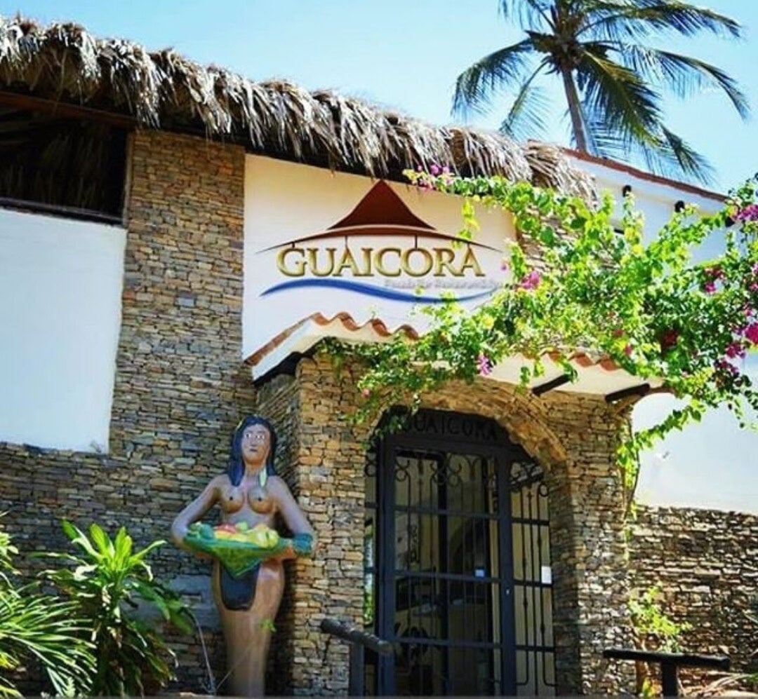 Entrada de la Posada Guaicora, amurallada en piedra de Pampatar