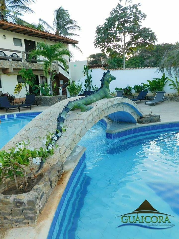 Piscina con puente de piedra