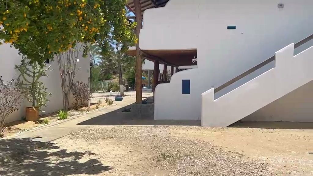 Camino de acceso a la posada, con la escalera exterior