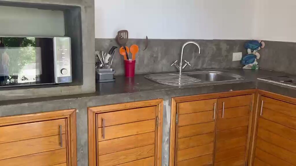 Kitchenette de una de las habitaciones, con microondas y fregadero
