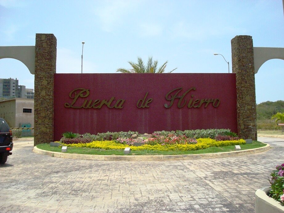 Entrada de la urbanización Puerta de Hierro