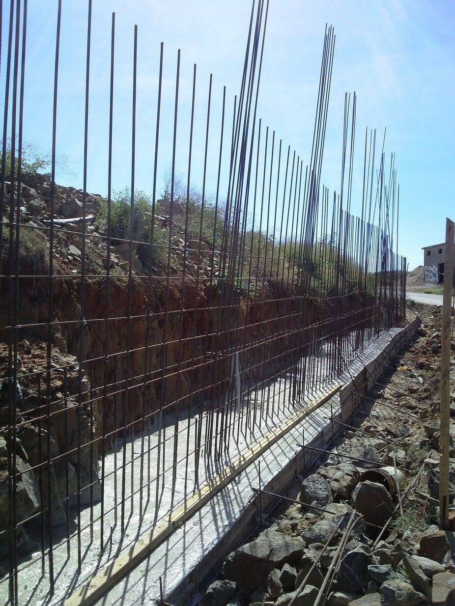 Muro perimetral de concreto armado en construcción sobre el lote de Sea Coast