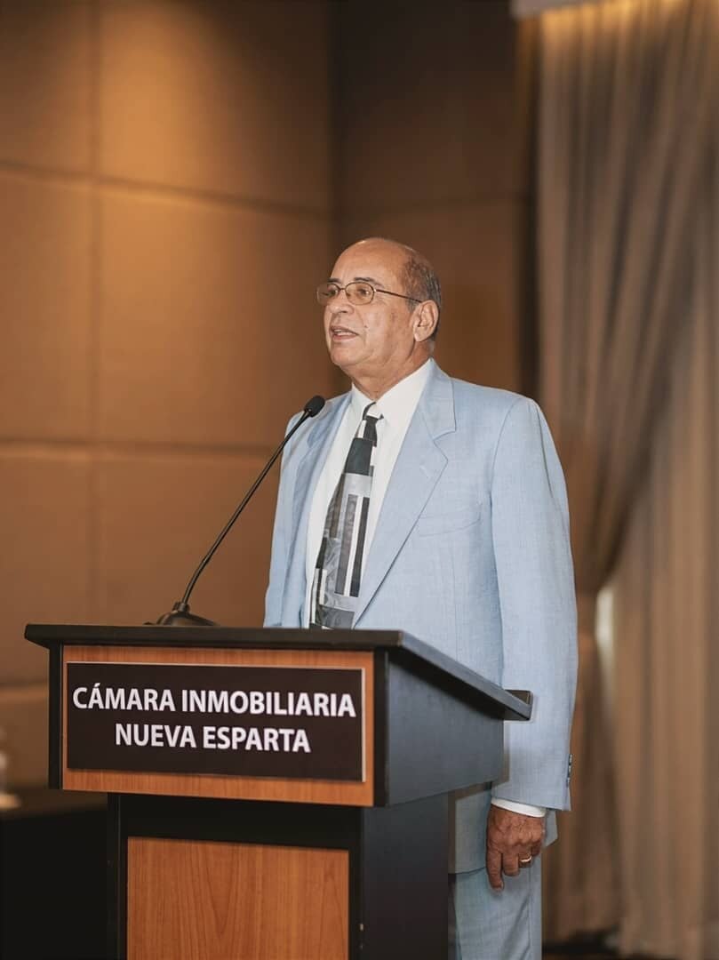 Gabriel Perozo Piñango hablando desde el podio de la Cámara Inmobiliaria de Nueva Esparta