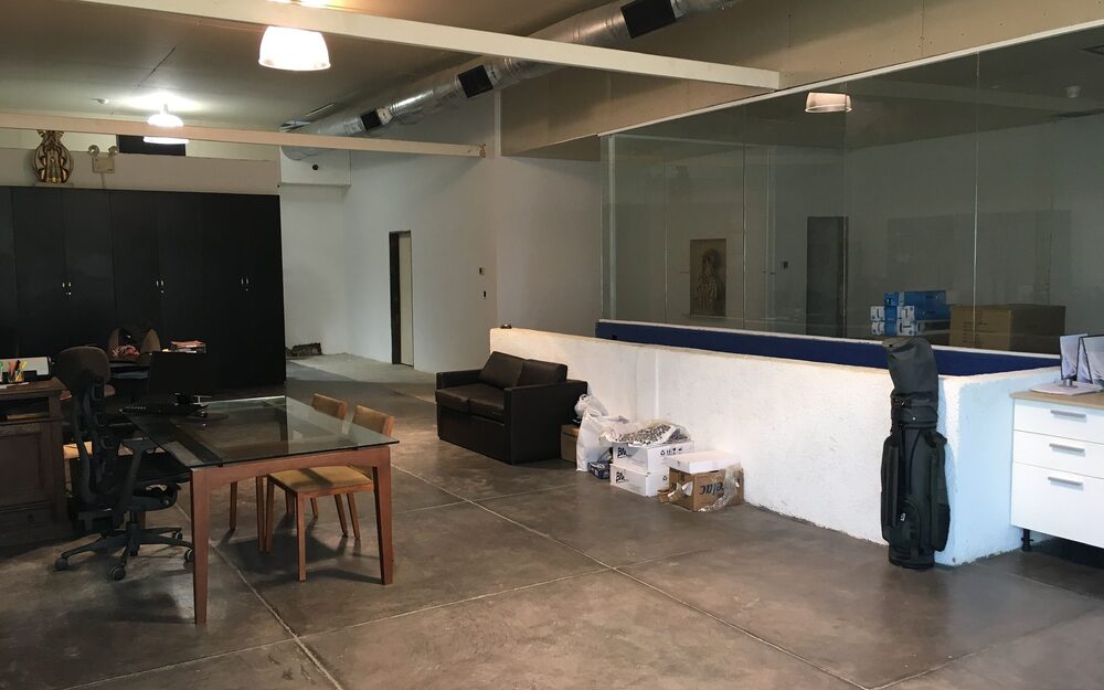 Planta de oficinas del galpón de Los Robles, con la mampara de vidrio