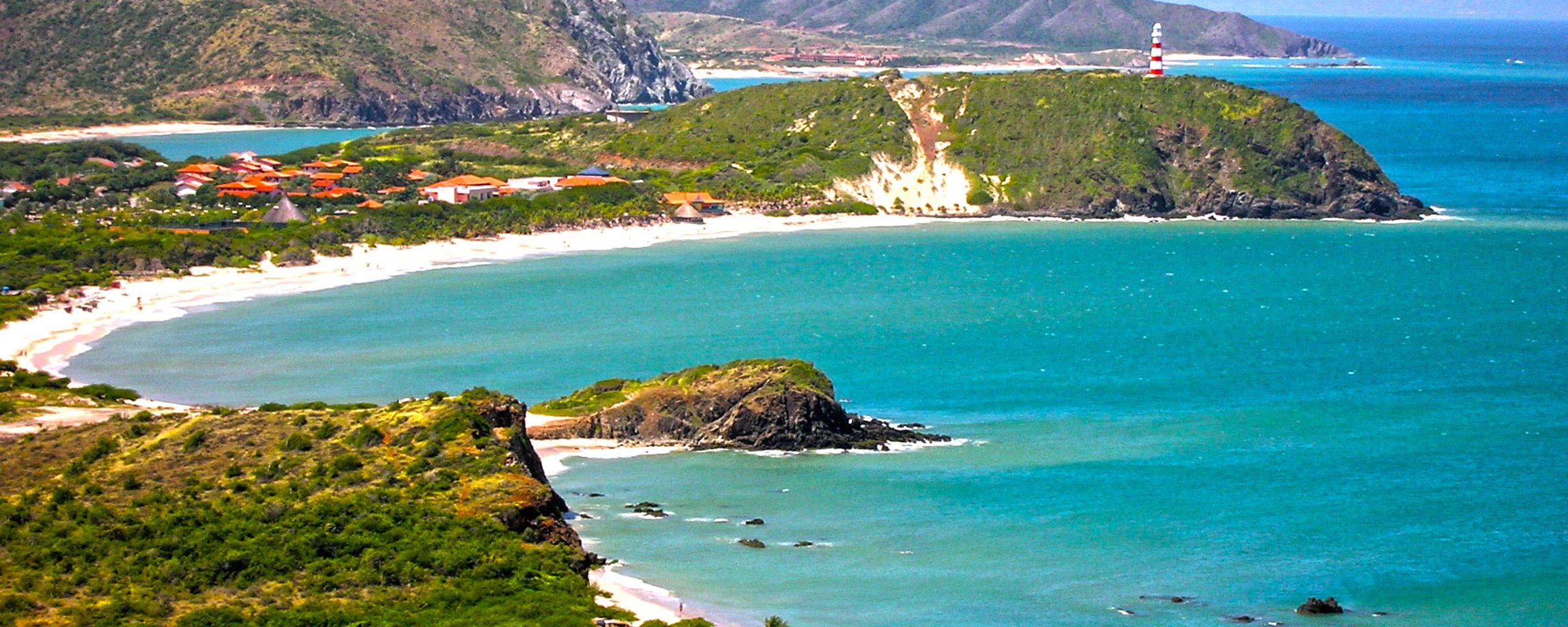 La playa de Puerto Cruz, en la Isla de Margarita, con el faro al fondo