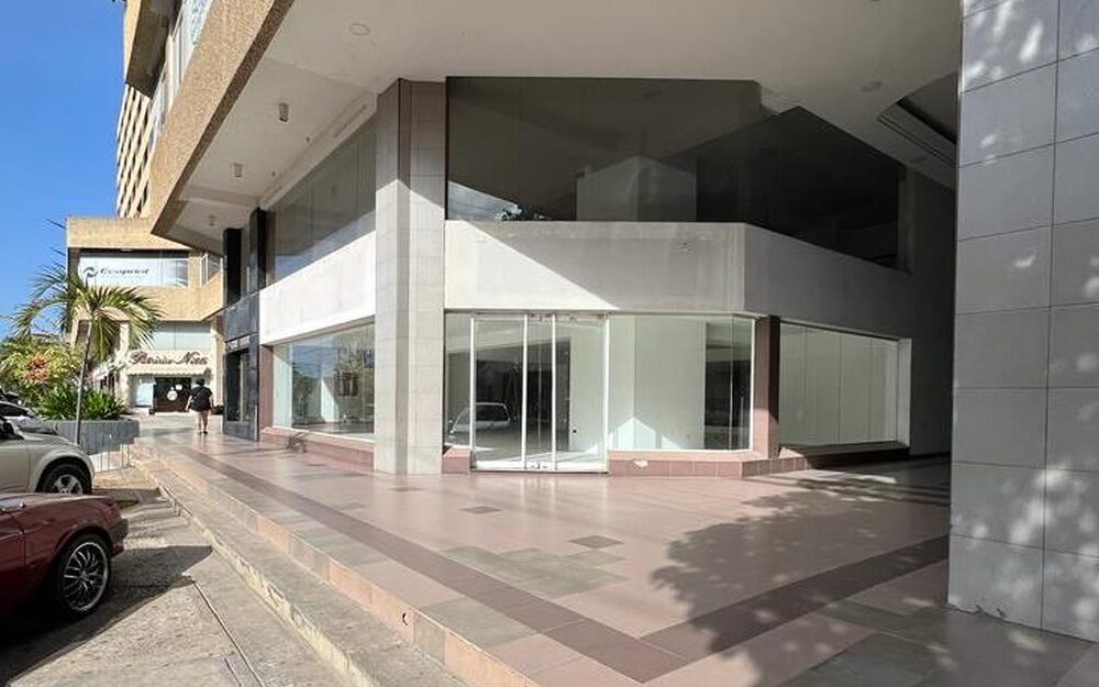 Fachada acristalada del local PB-56 del Centro Comercial AB