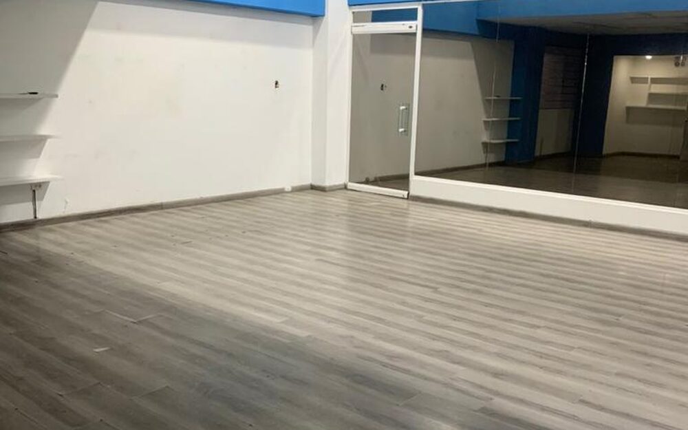 Interior del local PB-63 del Centro Comercial AB, con la escalera al segundo nivel