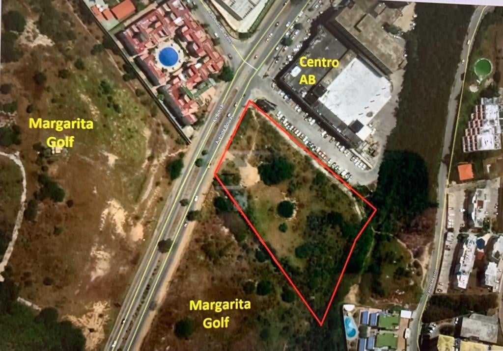 Vista aérea de la Parcela J-13 con su lindero en rojo, entre la Avenida Bolívar, el Centro Comercial AB y Margarita Golf